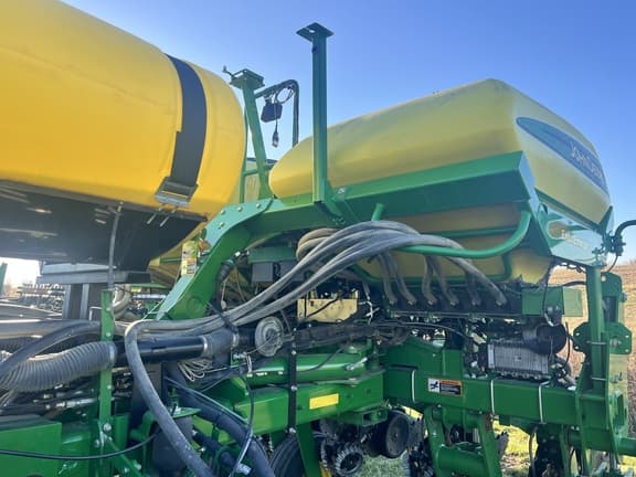 Image of John Deere 1775 equipment image 3