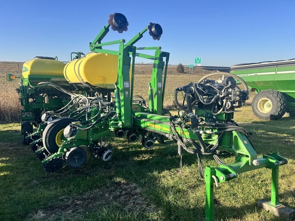 2015 John Deere 1775 Equipment Image0