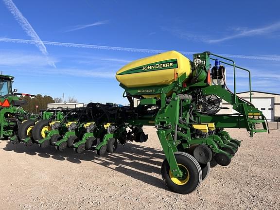 Image of John Deere 1775 equipment image 2