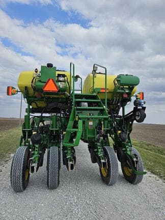Image of John Deere 1775NT equipment image 3