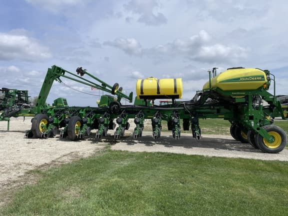 Image of John Deere 1775 equipment image 1