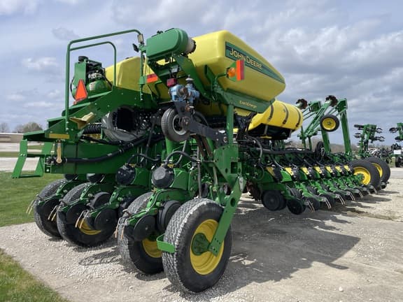 Image of John Deere 1775 equipment image 4