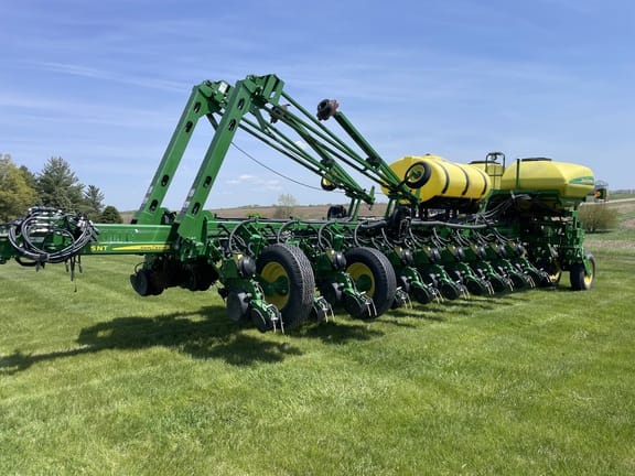 2015 John Deere 1775 Equipment Image0