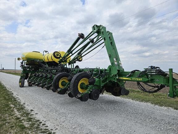 Image of John Deere 1775NT equipment image 4
