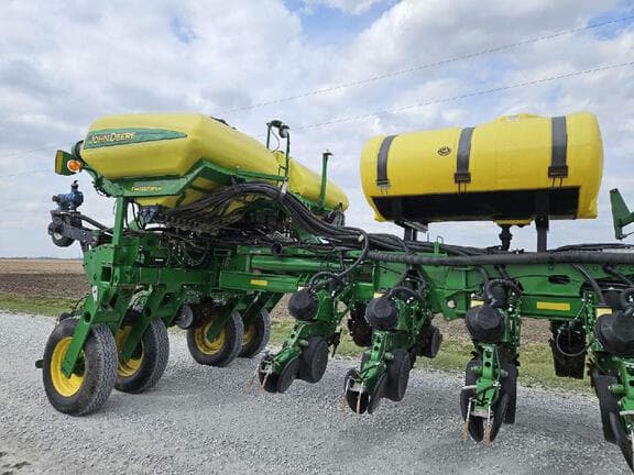 Image of John Deere 1775NT equipment image 2