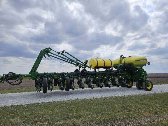2015 John Deere 1775NT Equipment Image0