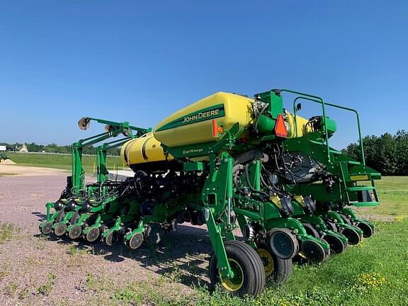 Image of John Deere 1775 equipment image 4