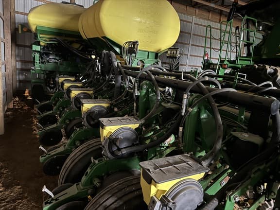 Image of John Deere 1775 equipment image 3