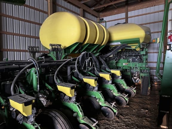 Image of John Deere 1775 equipment image 4