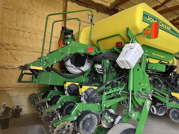 Image of John Deere 1775 equipment image 2