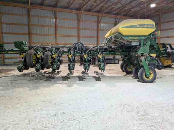 2015 John Deere 1775 Equipment Image0