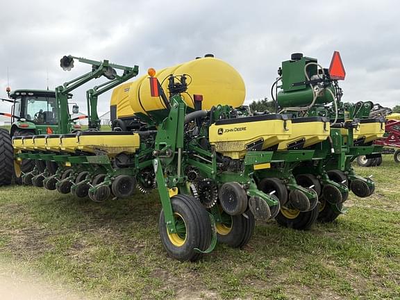 Image of John Deere 1775 equipment image 4
