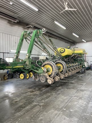 2015 John Deere 1775 Equipment Image0