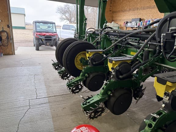 Image of John Deere 1775NT equipment image 3