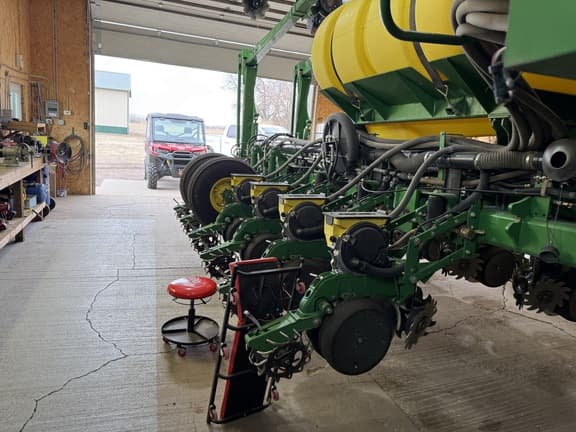 Image of John Deere 1775NT equipment image 4