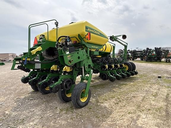 Image of John Deere 1775 equipment image 4