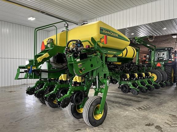 Image of John Deere 1775 equipment image 4