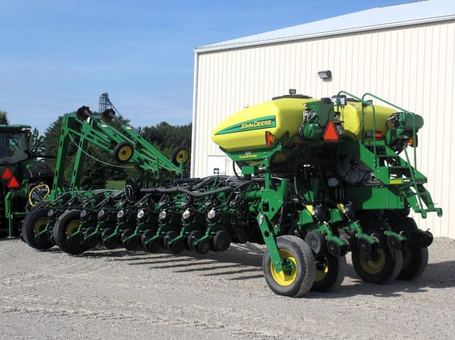 Image of John Deere 1775 equipment image 4