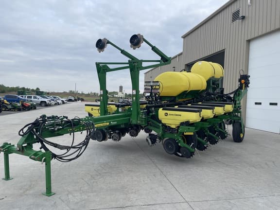 Image of John Deere 1775 equipment image 1