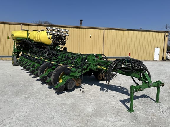 2015 John Deere 1775 Equipment Image0