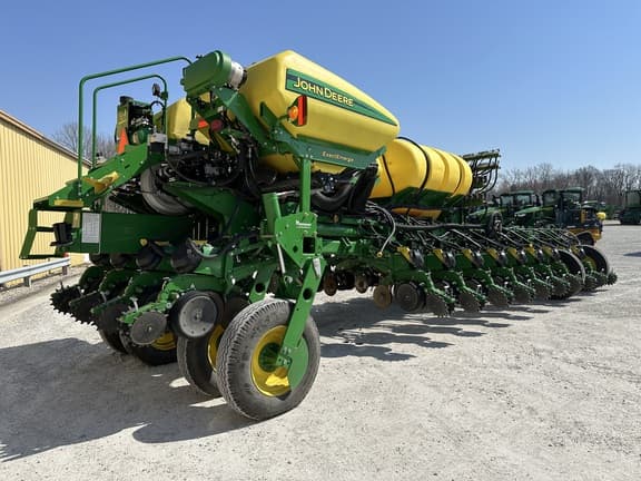 Image of John Deere 1775 equipment image 2