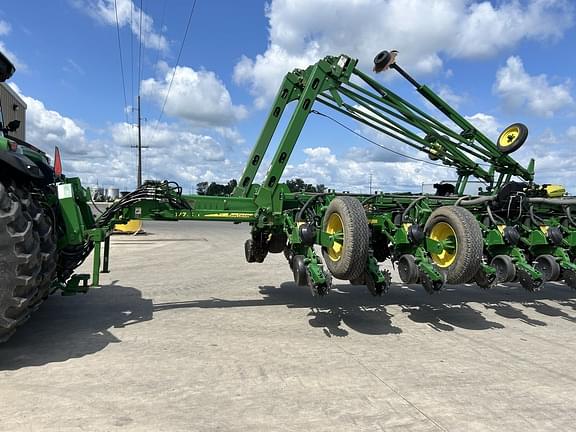 Image of John Deere 1775 equipment image 1