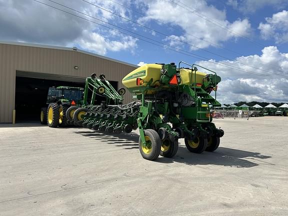 Image of John Deere 1775 equipment image 3