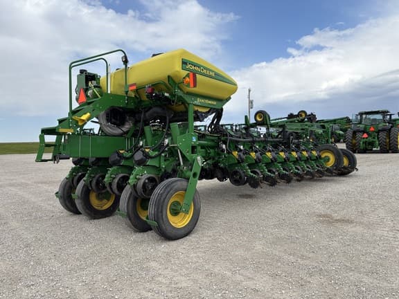 Image of John Deere 1775 equipment image 3