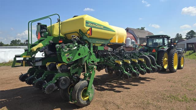 Image of John Deere 1775 equipment image 4