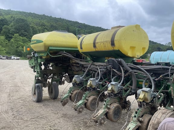 2015 John Deere 1775 Equipment Image0