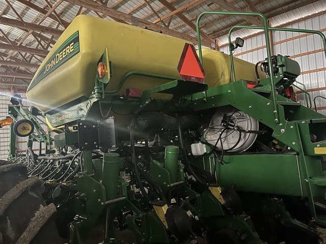 Image of John Deere 1775 equipment image 3