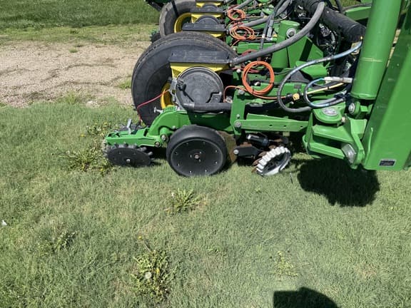 Image of John Deere 1775 equipment image 3