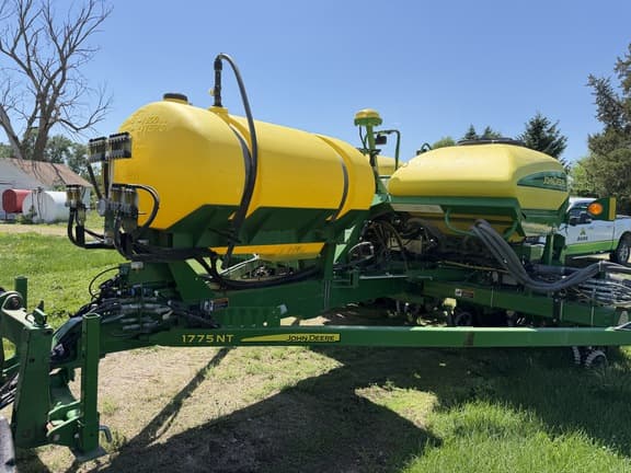 Image of John Deere 1775 equipment image 1