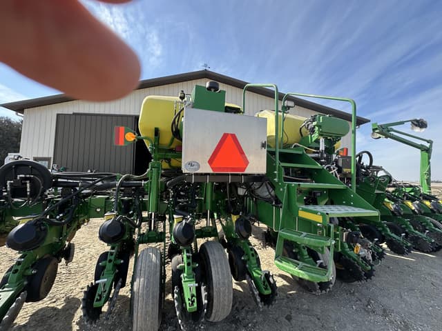 Image of John Deere 1775 equipment image 4