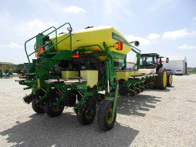 Image of John Deere 1775 equipment image 2