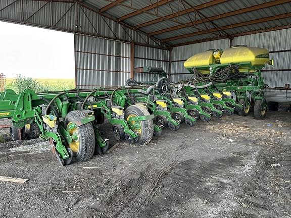 Image of John Deere 1775 equipment image 4