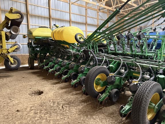 Image of John Deere 1775 equipment image 2