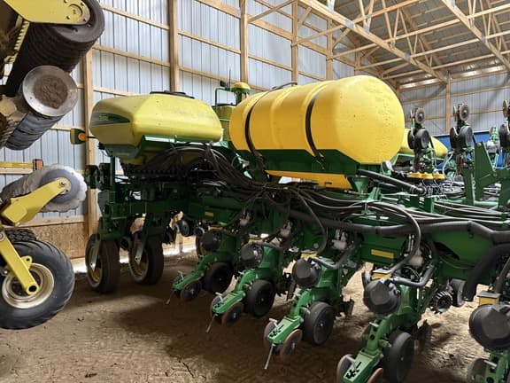 Image of John Deere 1775 equipment image 3