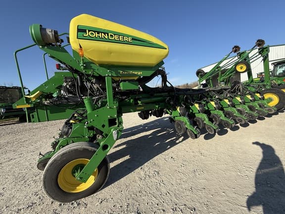 Image of John Deere 1775 equipment image 4