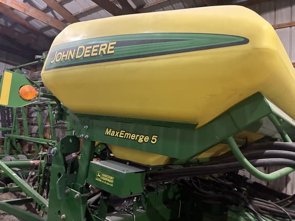 Image of John Deere 1775 equipment image 4