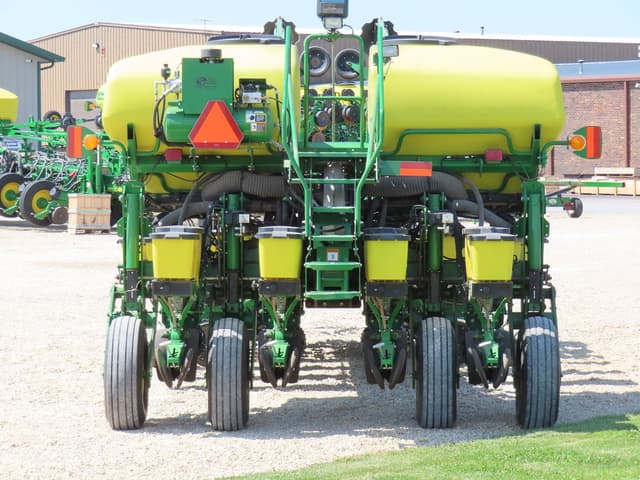 Image of John Deere 1775 equipment image 3