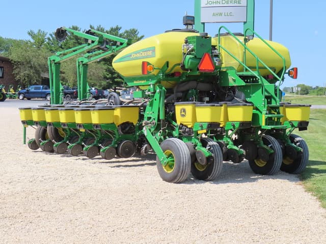 Image of John Deere 1775 equipment image 2