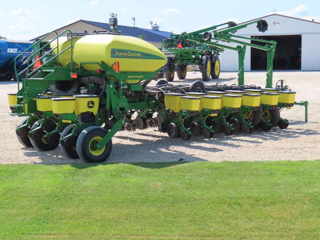Image of John Deere 1775 equipment image 4