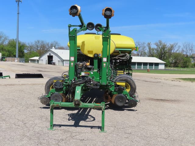 Image of John Deere 1775 equipment image 1