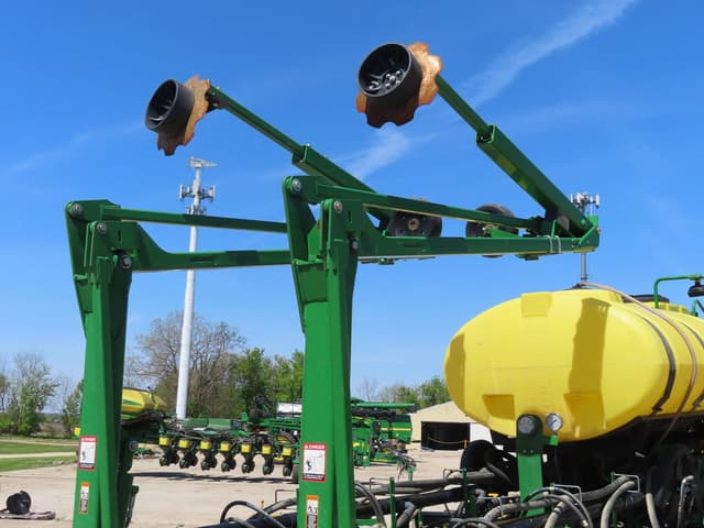 Image of John Deere 1775 equipment image 4