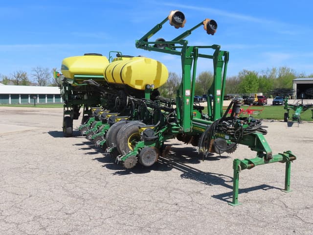 Image of John Deere 1775 equipment image 2