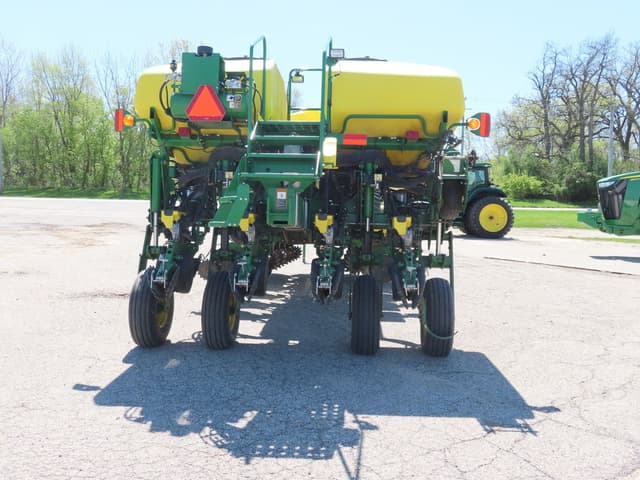 Image of John Deere 1775 equipment image 3