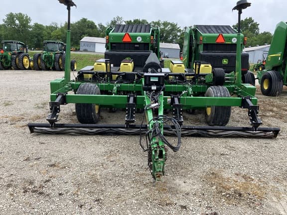 Image of John Deere 1785 equipment image 1