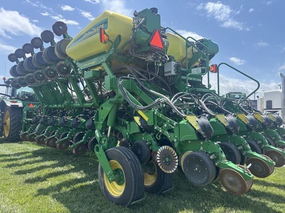 Image of John Deere 1795 equipment image 4
