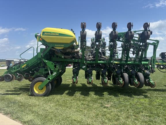 Image of John Deere 1795 equipment image 1